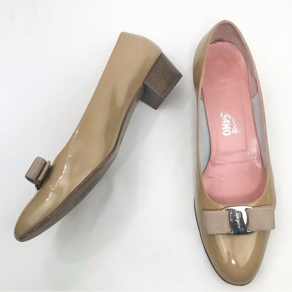 Ferragamo Vara bow leather pumps - Light Beige|01N674702229 Salvatore Ferragamo VARA Golden Tan Patent Leather Bow Ballet Pump